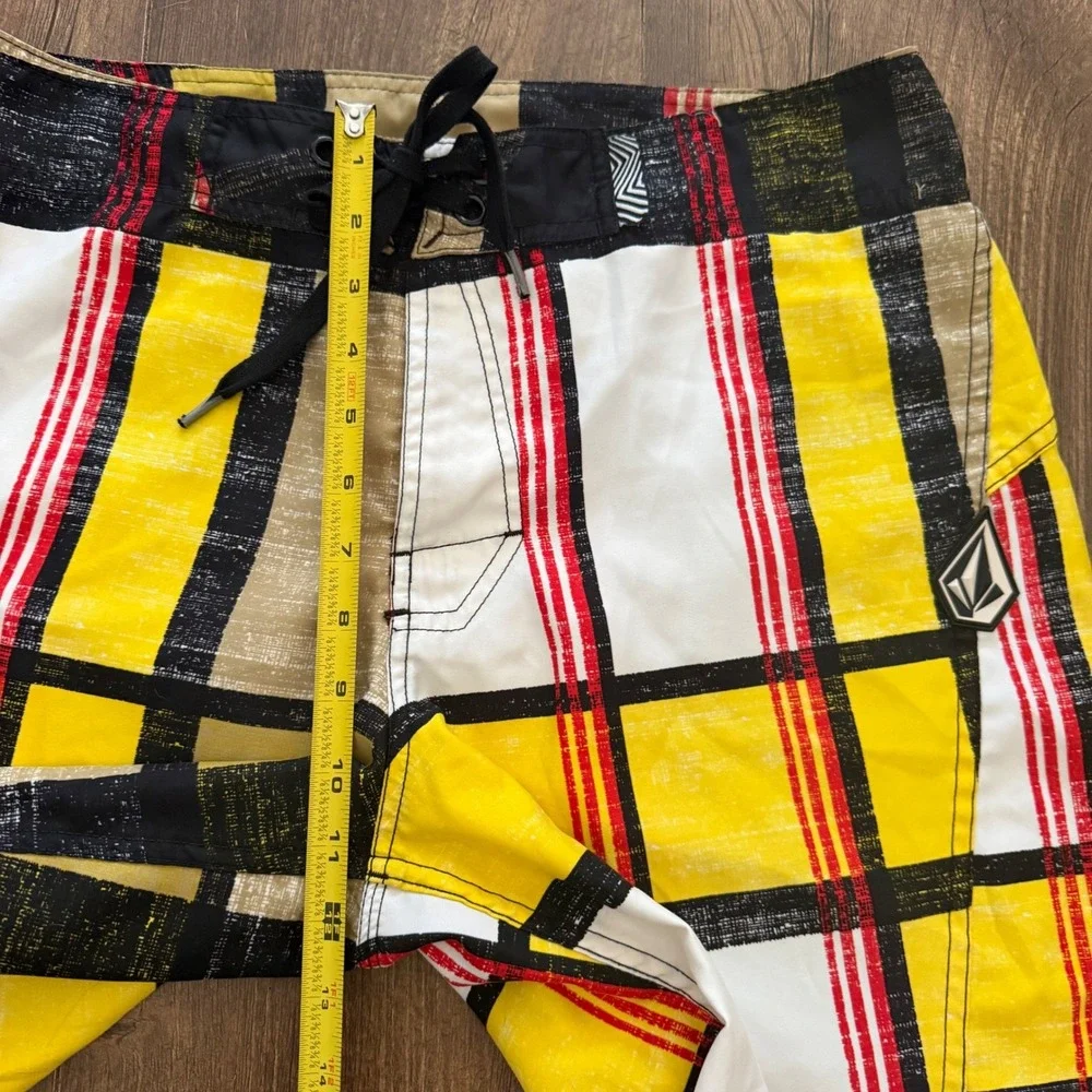 Volcom Board Shorts Mens 32 Yellow Plaid Cargo Pocket Swim Trunks Graphic Surf
